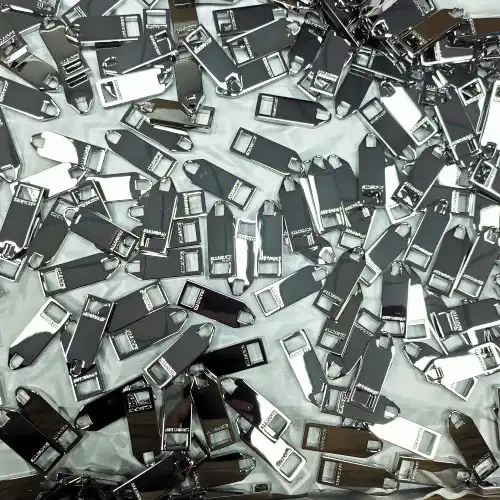 Metal zipper pullers