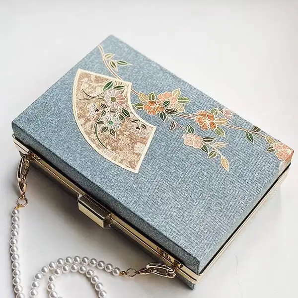 clamshell clutch frame