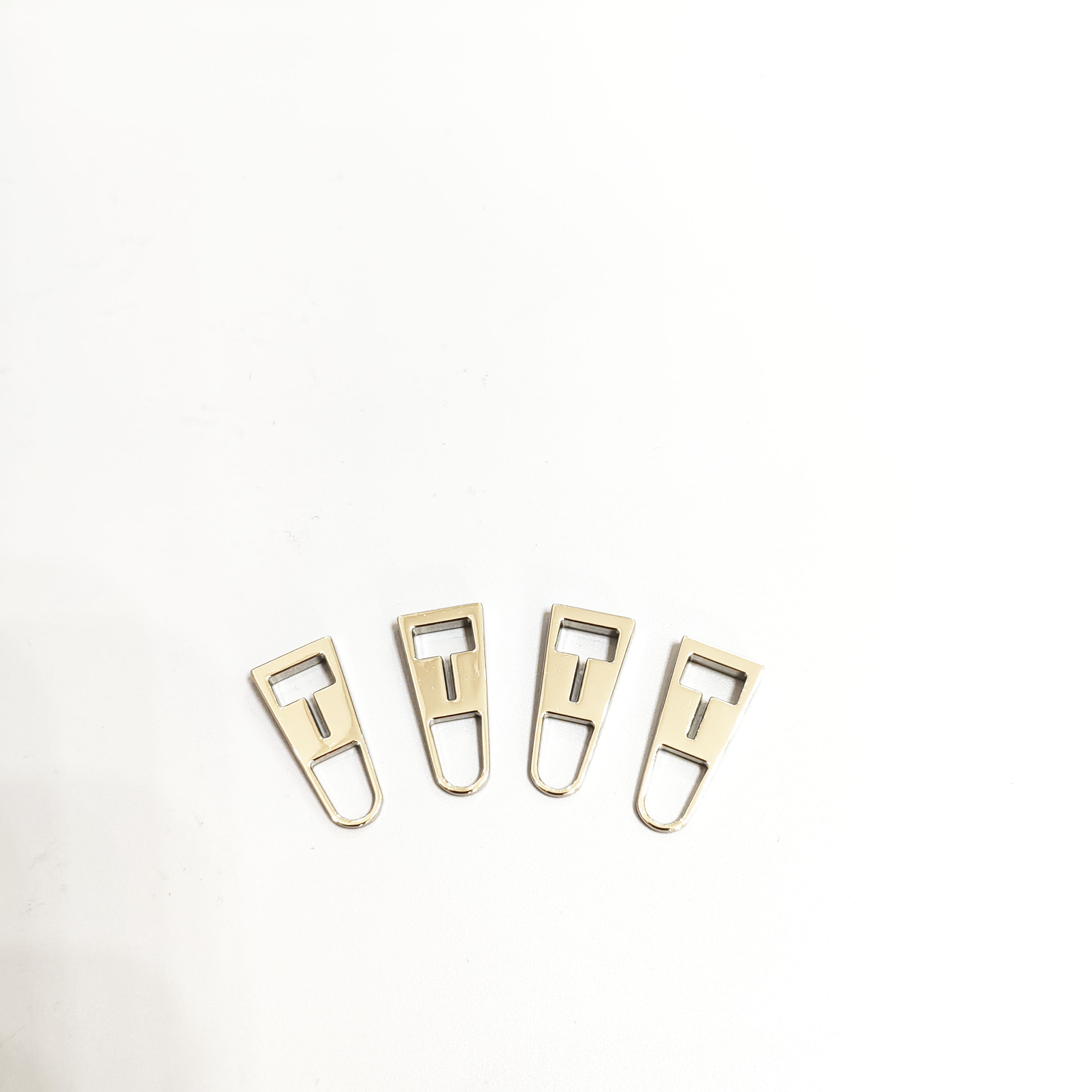 What are the standard sizes for metal zipper pullers?