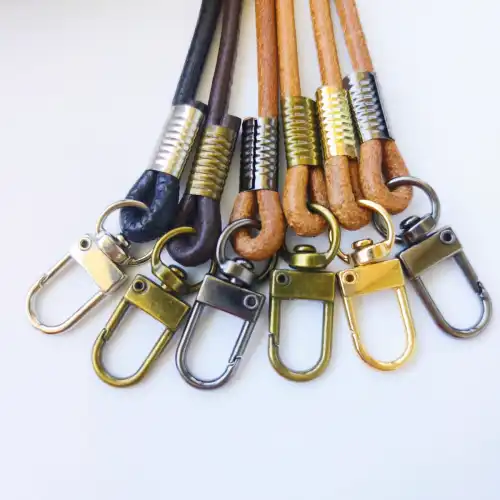 Metal Dog Hook vs. Plastic Dog Hook: Why B2B Buyers Prefer Metal for Durability